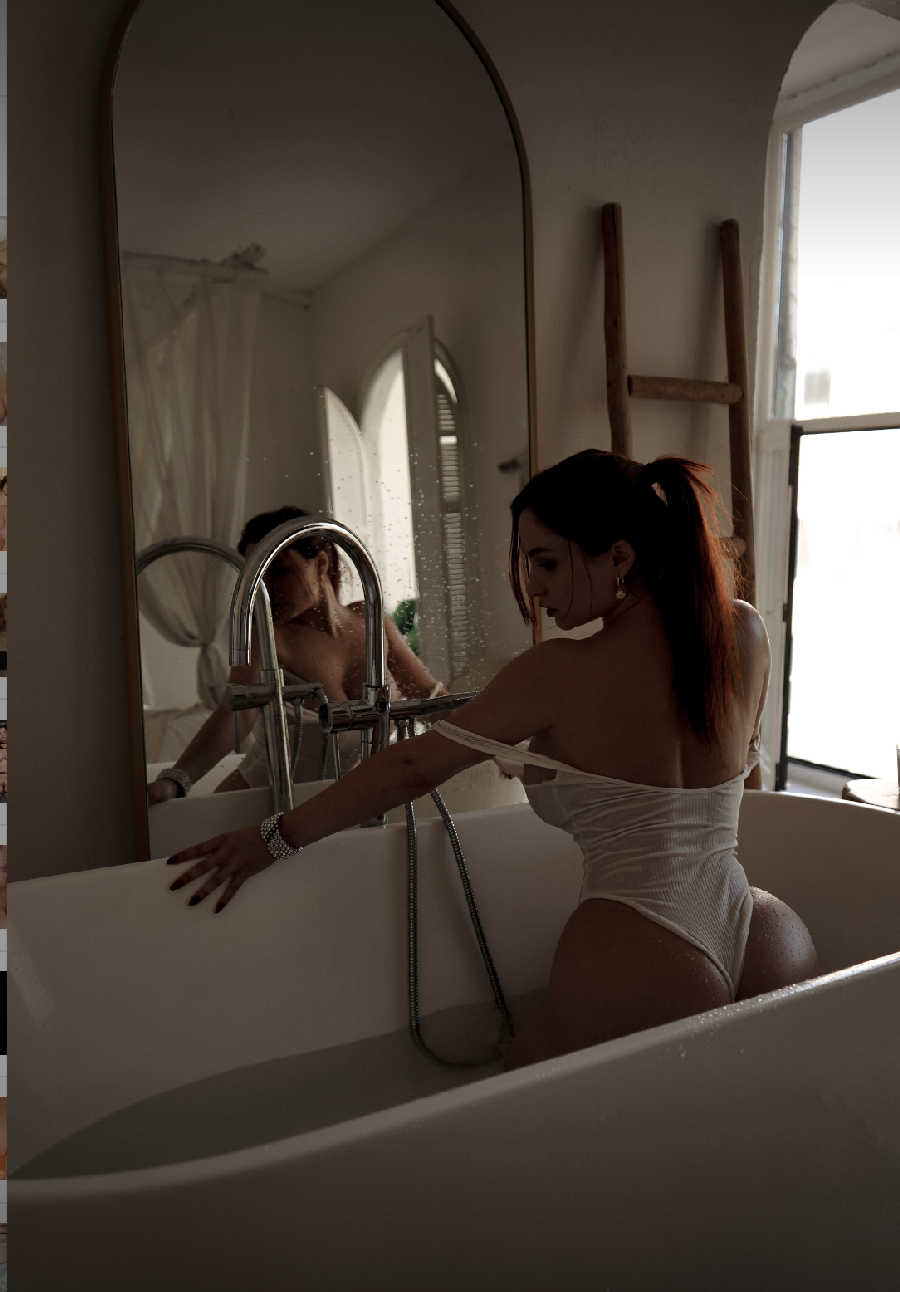 A playful frame from Miranda Faith nude — online in Kolkata