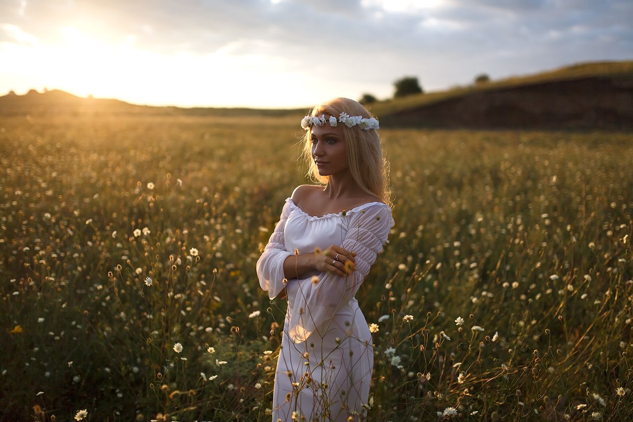 Girls in Slavic costumes in Kolkata